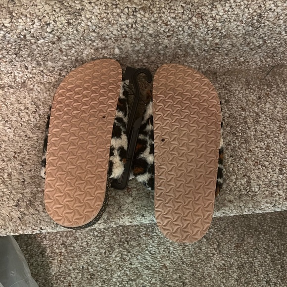 Secret Treasures Furry Leopard Sandals Size 10 - Picture 3 of 3